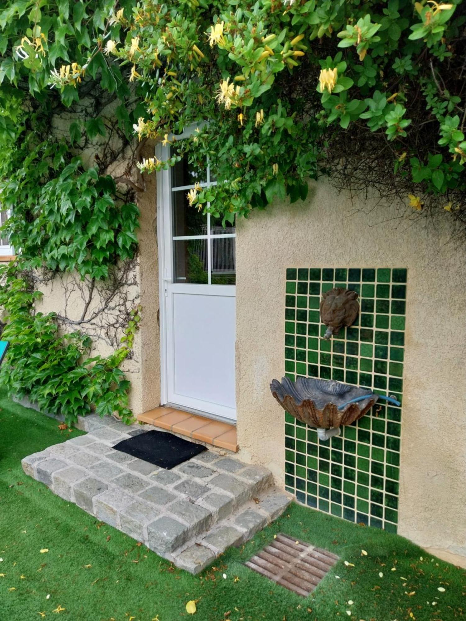 Superbe Grand Studio Tout Confort Avec Exterieur Poussan Dış mekan fotoğraf